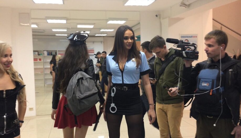 Устроившие "секс-охоту" на Навального Травка и Рыбка парализовали работу офиса оппозиционера в Москве – кадры