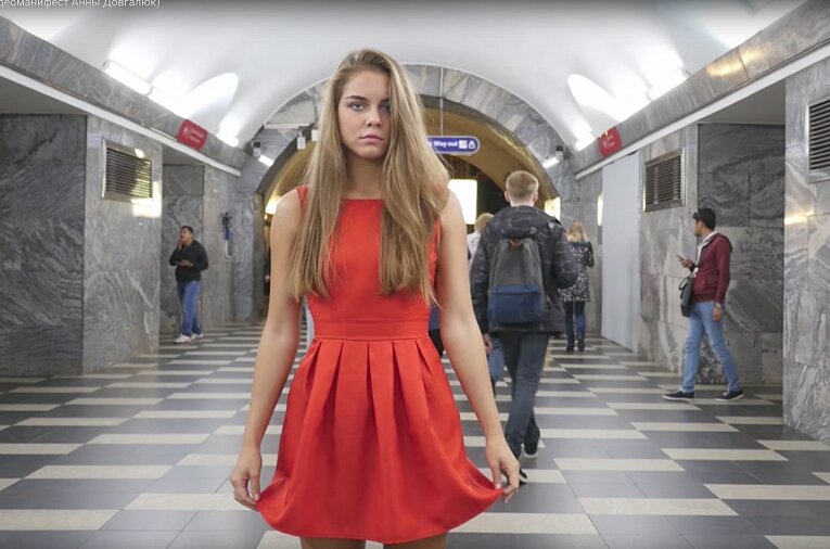 "Что у меня под юбкой? Сейчас покажу", - кадры перфоманса в метро Санкт-Петербурга