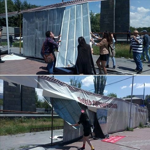 Ереванские активисты снесли забор вокруг парка, где начали спиливать деревья, - кадры