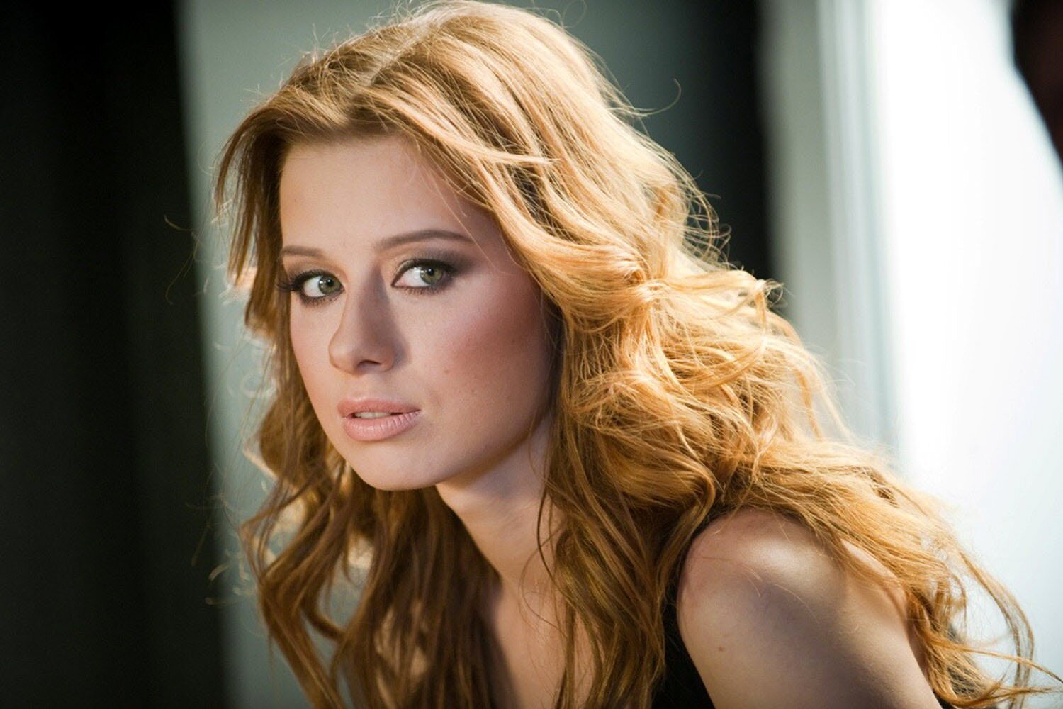 Пропадавшая после родов Юлия Савичева снова покоряет Москву