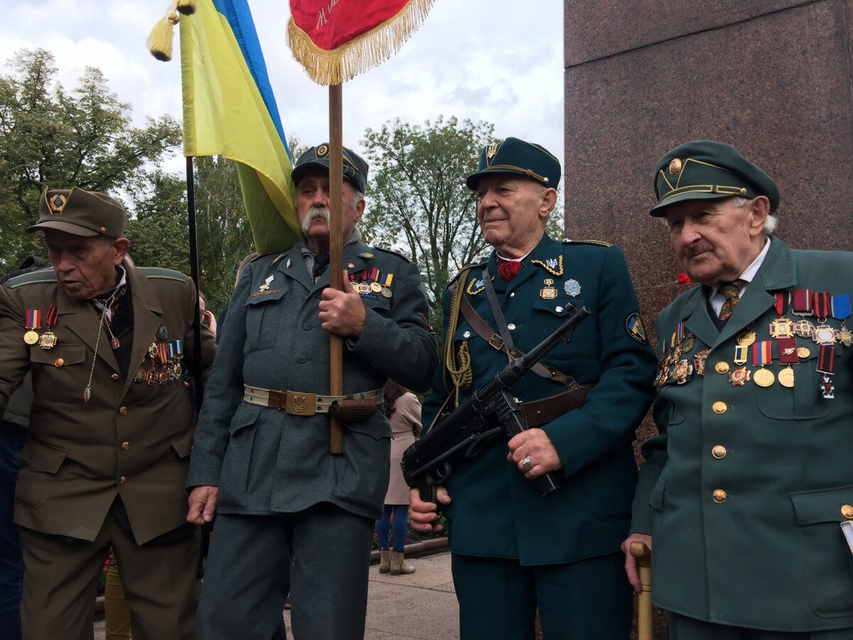 Нацистские приветствия и ветераны УПА со шмайсерами в руках: кадры шабаша радикалов в Киеве 