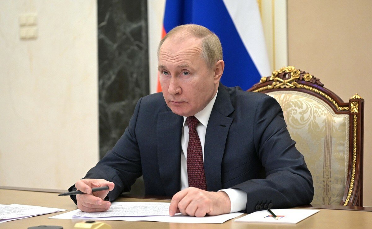 Путин призвал Россию готовиться к удару омикрон-штамма коронавируса