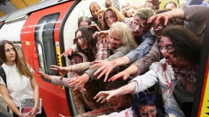Страшный символизм от британцев: в лондонском метро в час пик пассажиров встречали зловещие зомби 
