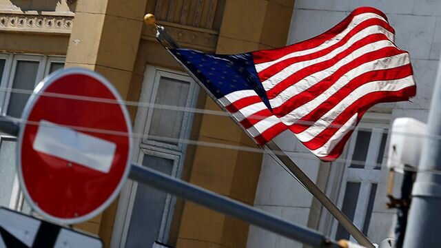 Американское посольство в Москве "штурмуют" посетители: у здания собралось множество людей