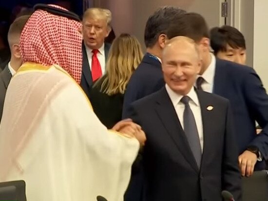 Песков объяснил эффектное приветствие Путина и принца Саудовской Аравии на G20