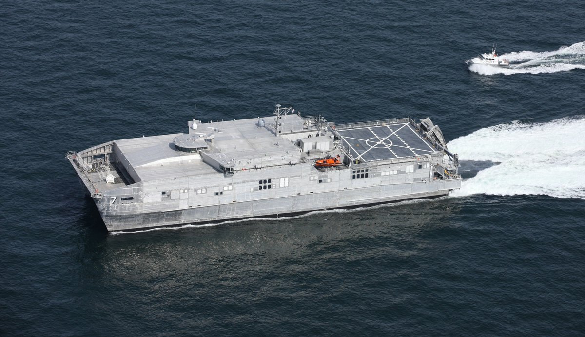 Десантный корабль США USNS Yuma примчался в Одессу и ждет ракетный эсминец Carney: стала известна причина