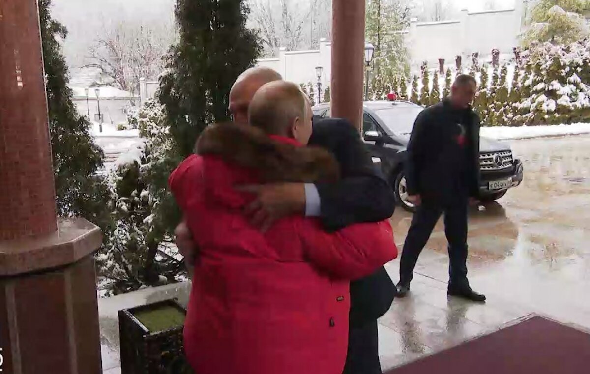 "Везет же!" - Лукашенко начал встречу с Путиным в Сочи с крепких объятий