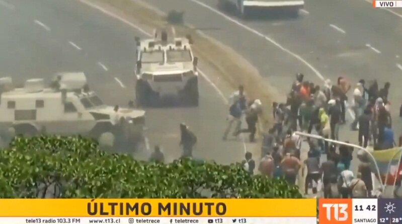 Бронемашина Нацгвардии Венесуэлы протаранила толпу сторонников Гуайдо, пытавшуюся прорваться на авиабазу, – кадры