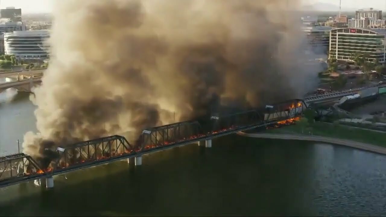 ​Впечатляющие кадры горящего поезда на мосту в США попали на видео
