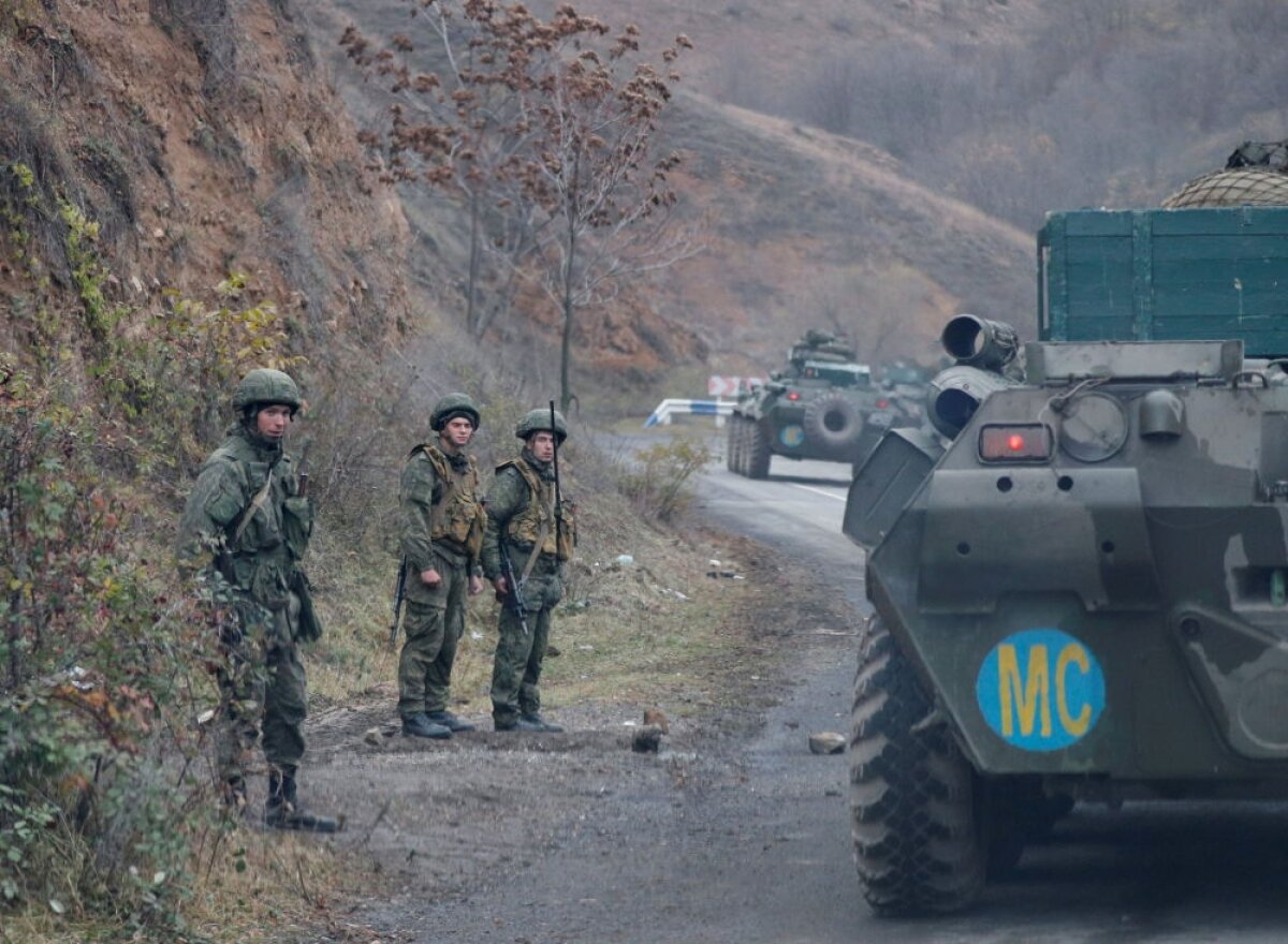 В Сети появились кадры, как российские миротворцы дислоцируются в Карабахе