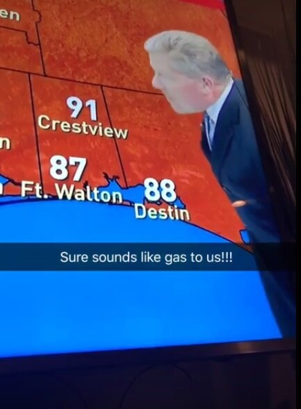 Фу, как некультурно: ведущий прогноза погоды в прямом эфире сделал громкий "пук" – кадры