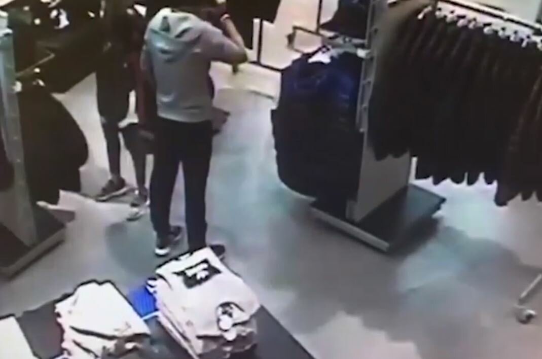 В Москве продавец магазина Adidas сломал руку покупателю - кадры