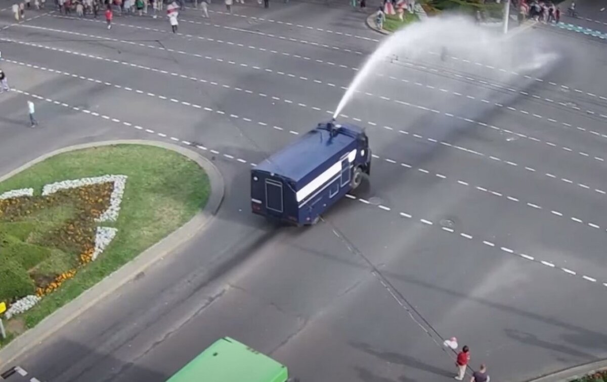 ​В МВД Белоруссии объяснили, почему "смыли" водометами протестующих в Бресте