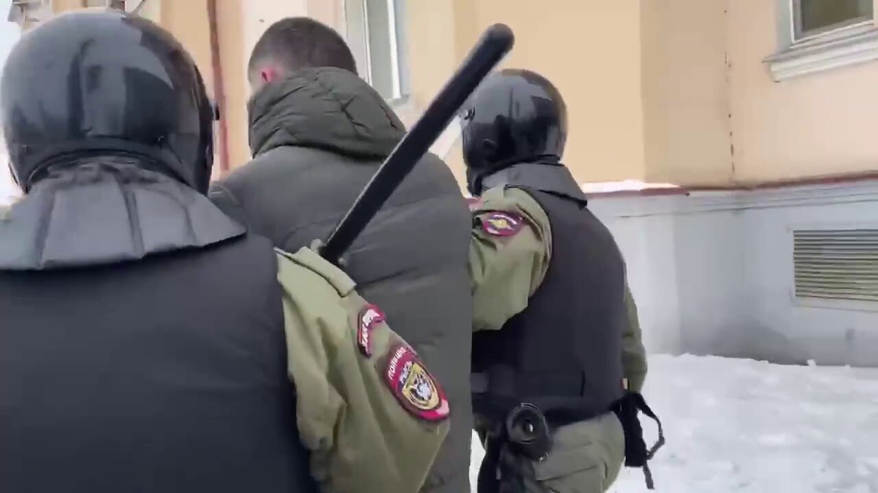 Задержание журналиста Максима Шевченко на незаконной акции в Казани попало на видео