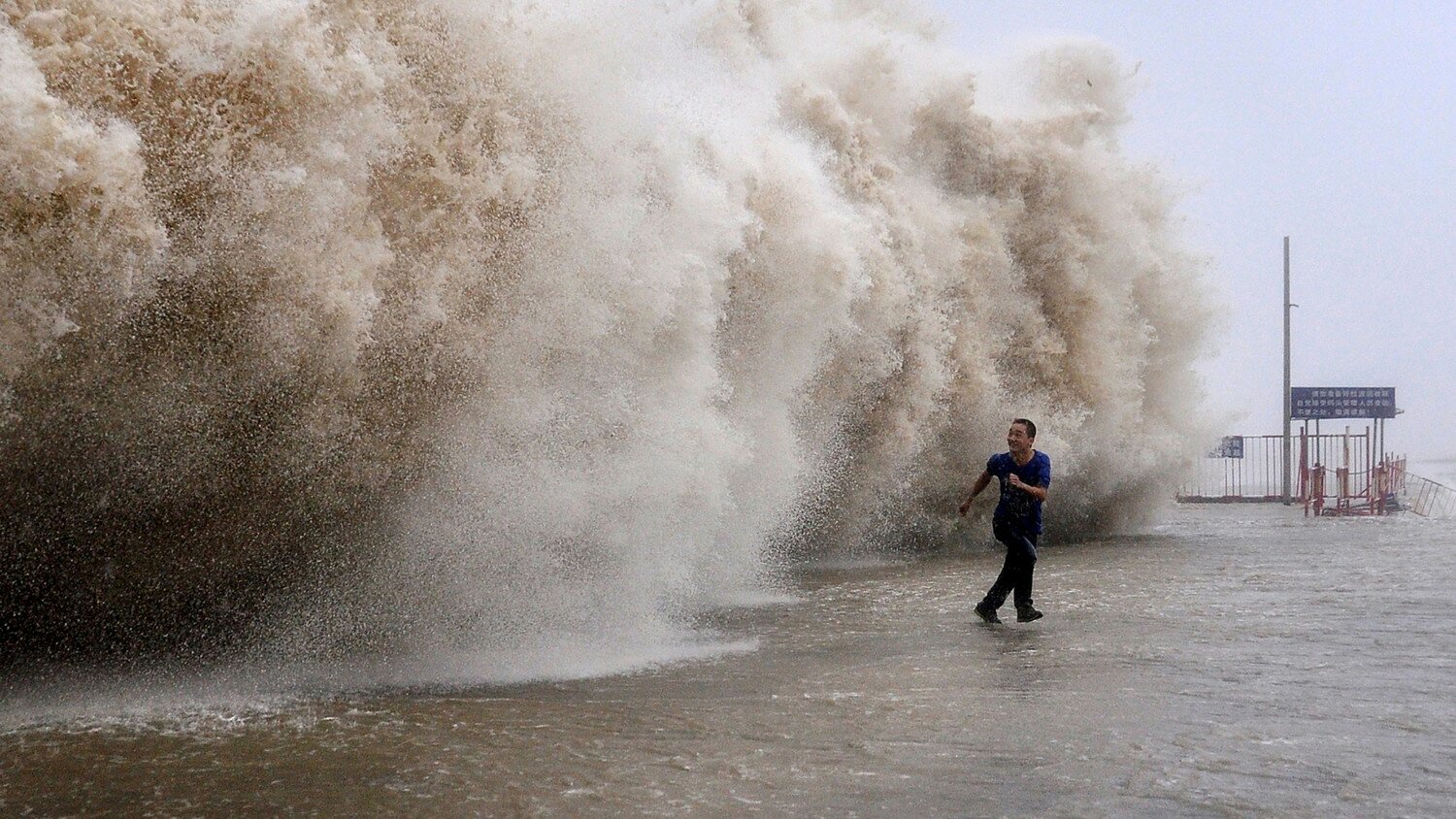 Китайцы ожидают разрушительного тайфуна ʺХанунʺ: метеорологи предупредили о порывах ветра до 40 м/с 