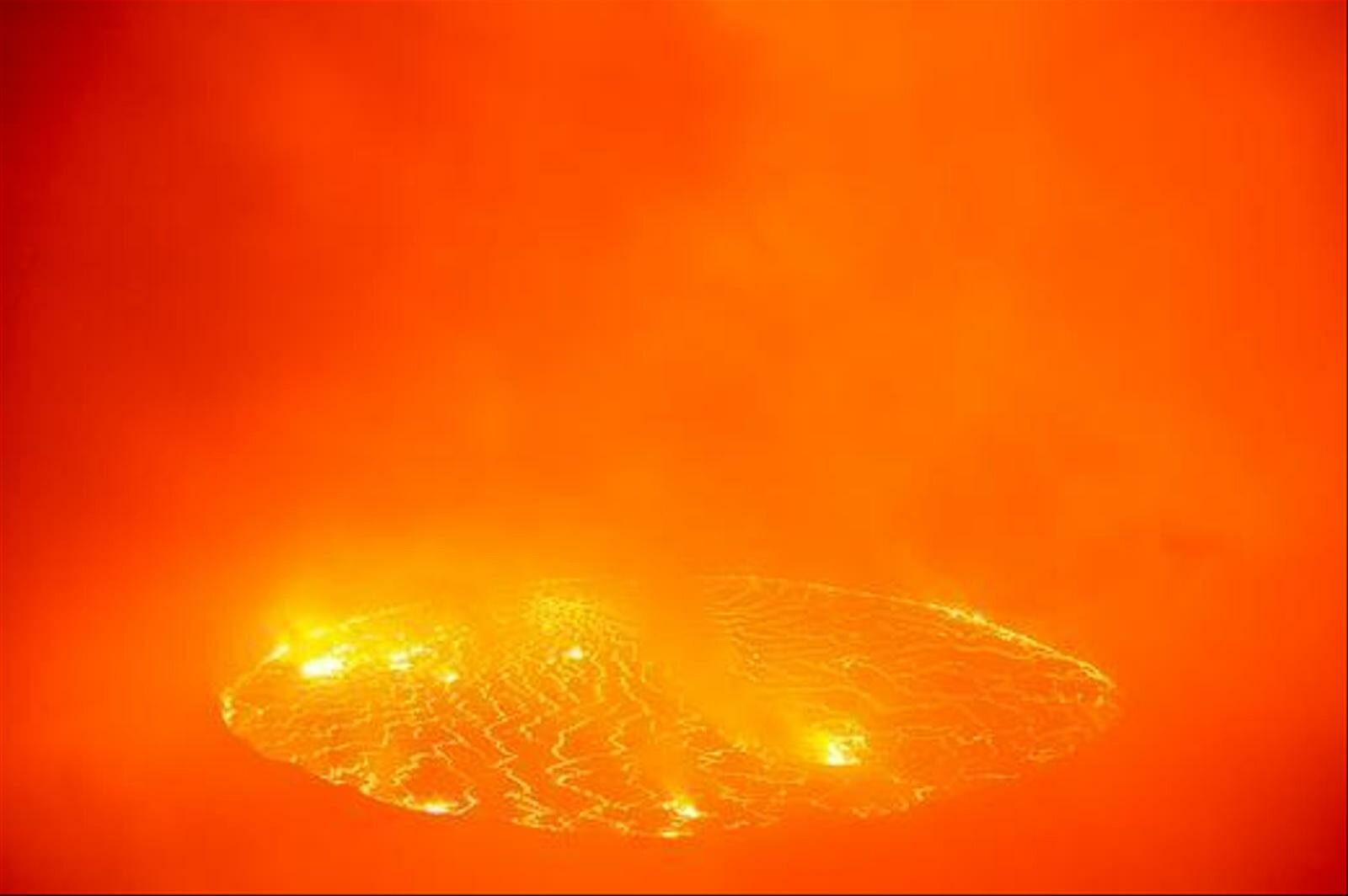 Пылающее лавовое озеро "проснувшегося" вулкана Ньирагонго сняли с вертолета