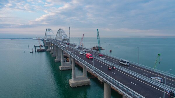 ​Крымский мост бьет очередной рекорд: названо число грузовиков, проехавших за сутки