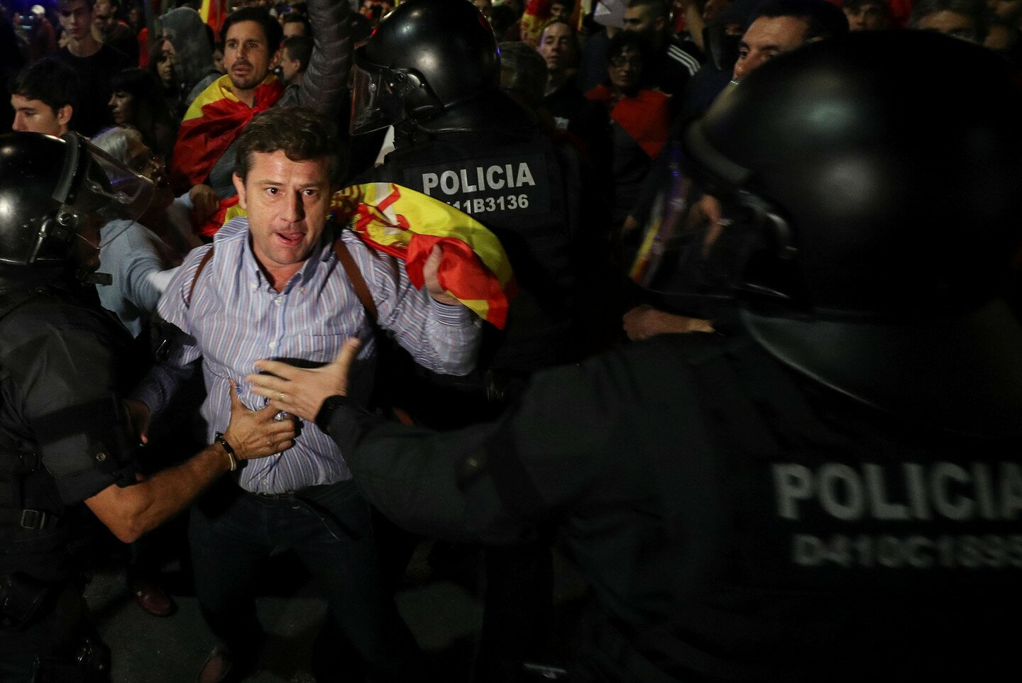 В Барселоне разъяренная толпа противников независимости атакует здание каталонского радио – кадры с места событий