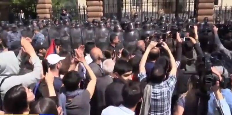 В Ереване начались задержания оппозиции - правительство продолжает работу: кадры