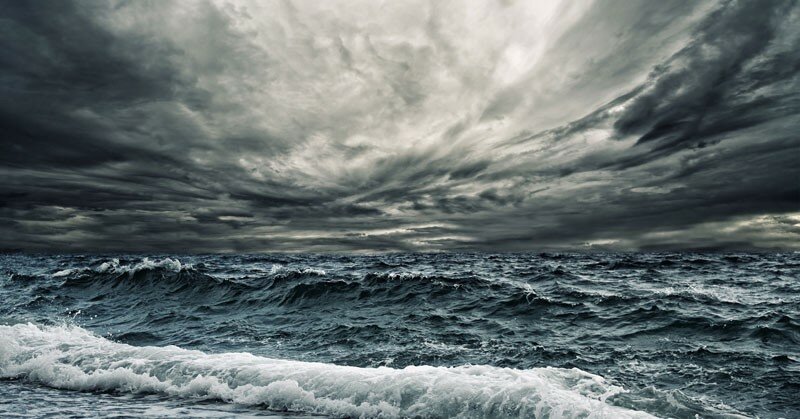 ​В Сети появилась загадочная фотография огромной волны с лицом мертвеца