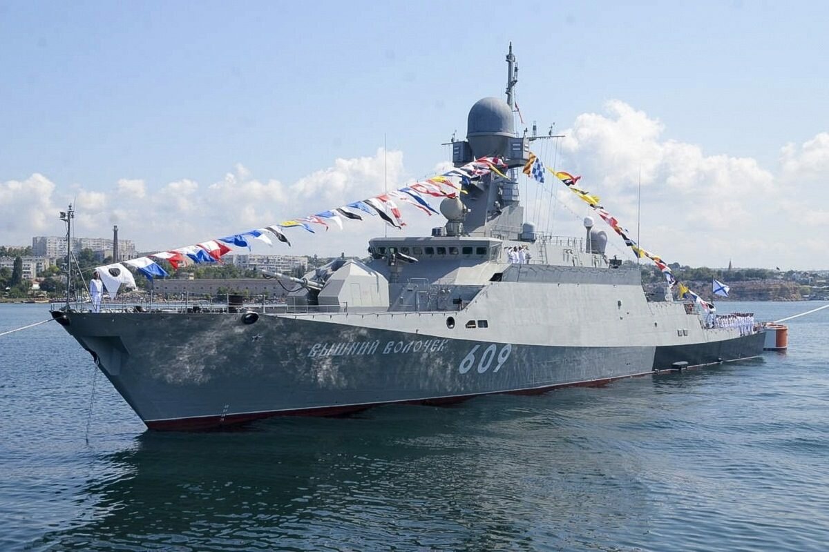 Корабль "Вышний Волочек" с "Калибрами" на борту вошел в Ялту: опубликованы кадры