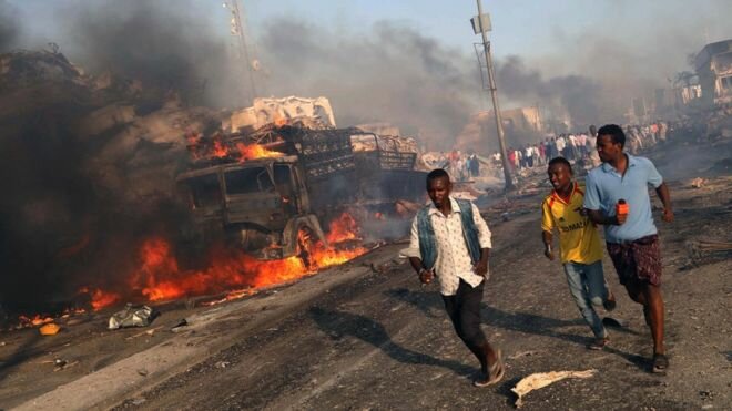 Страшный взрыв в столице Сомали: десятки людей погибли под обломками гостиницы - кадры