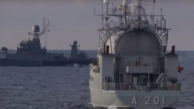 ​В Сети появилось впечатляющее видео от Минобороны с "торпедной дуэлью" кораблей Балтийского флота
