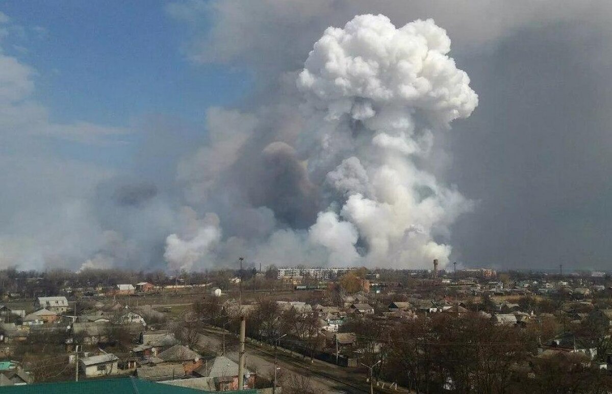 ​Под Рязанью горит артиллерийский склад: небо затянуло дымом и слышны мощные взрывы