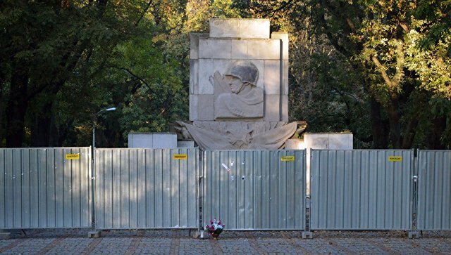 СМИ выяснили, что Польша задумала сделать с памятником советским солдатам, – кадры