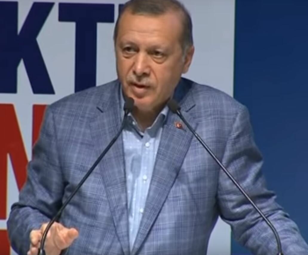Турецко-германский конфликт не утихает: Эрдоган обвинил Меркель в содействии террористической деятельности - кадры