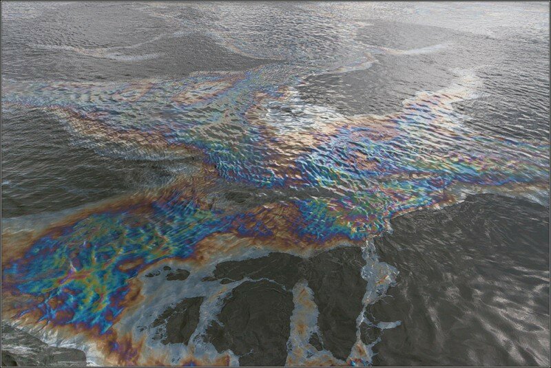 ЧП во Владивостоке: в море случился разлив нефтепродуктов