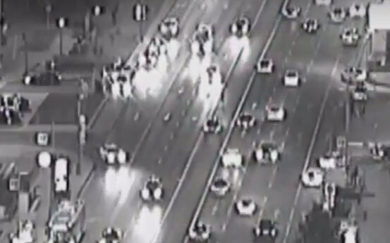 В Москве правительственный Mercedes насмерть сбил полицейского. После ДТП виновник тут же снял номера – кадры