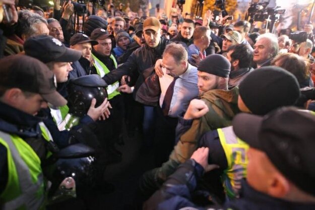 "Толпа шакалов", - избитый под Радой Барна резко осадил сторонников Саакашвили 