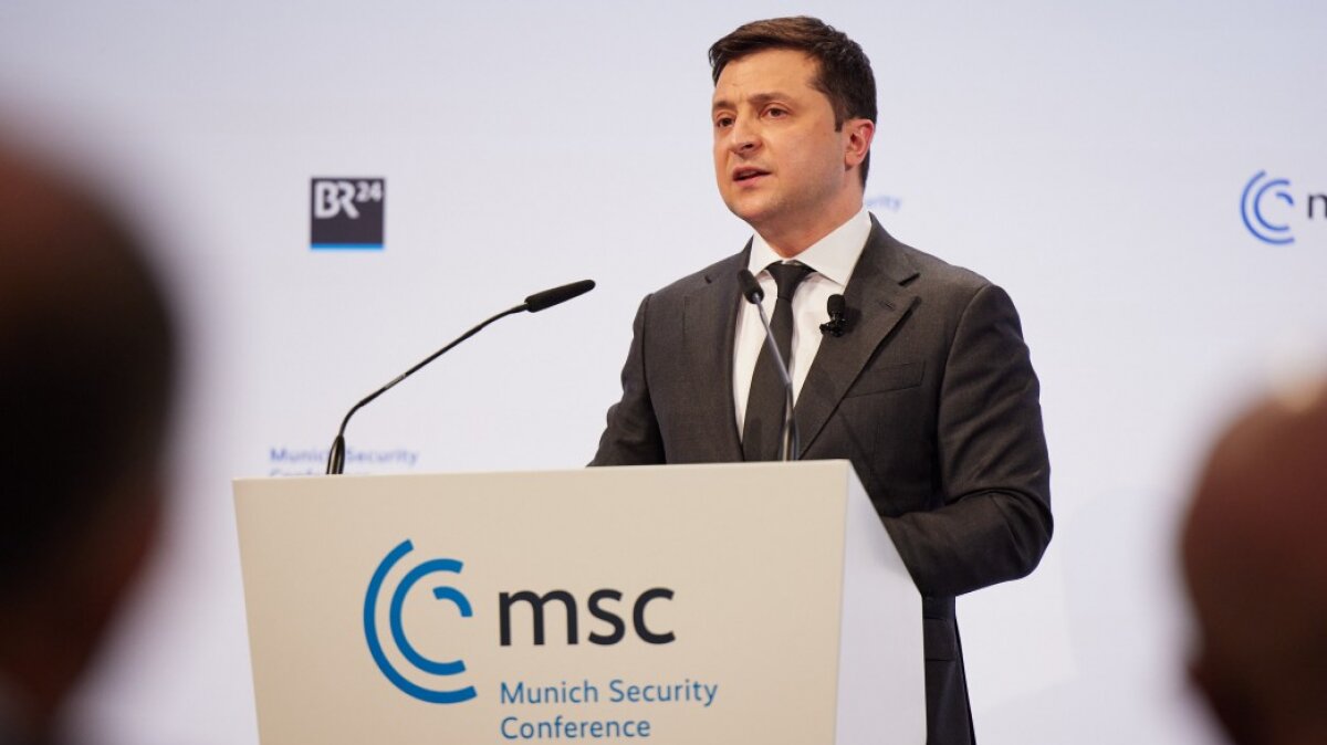 Зеленский заявил, что в Донбассе граждане "подрывают сами себя"