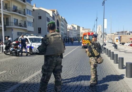 Авто протаранило две автобусные остановки в Марселе - идет подсчет жертв