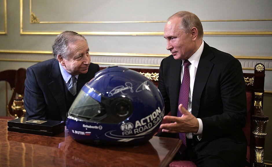​Владимир Путин получил в подарок гоночный шлем со своим именем - кадры