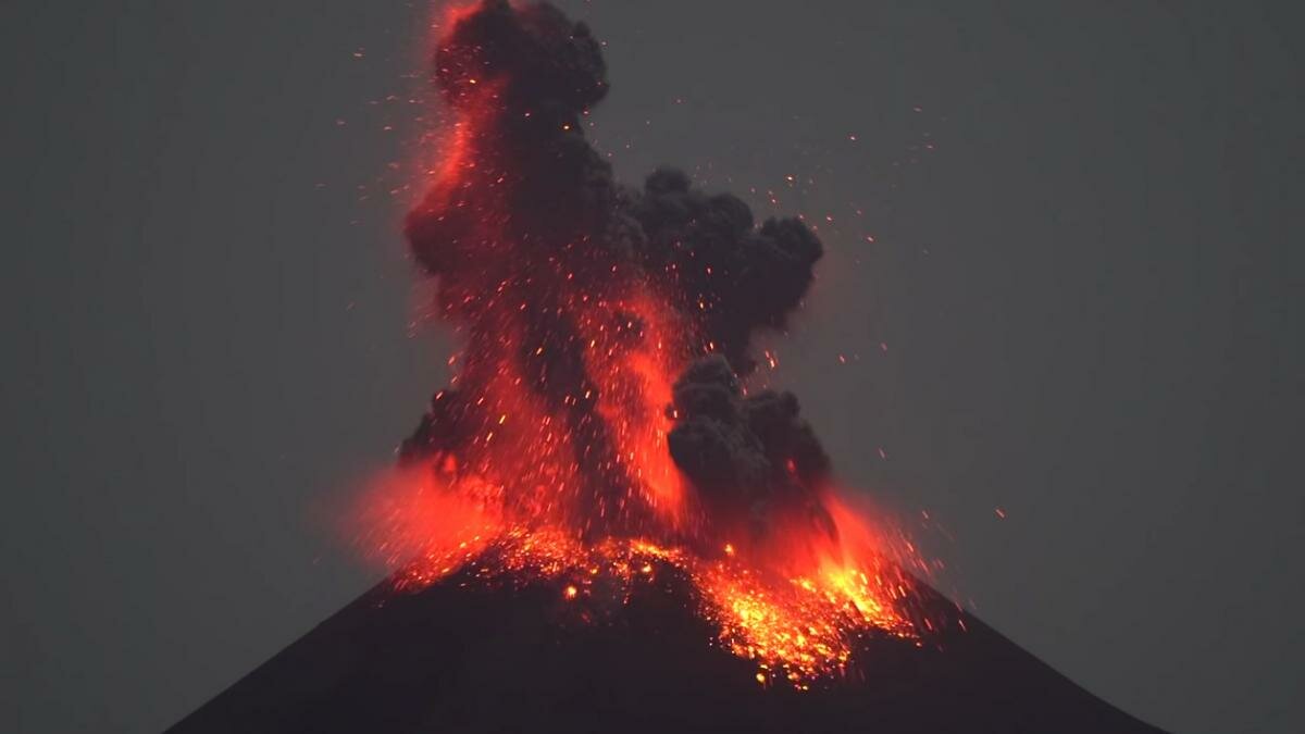 В Индонезии над пробудившимся вулканом Анак-Кракатау заметили НЛО: кадры