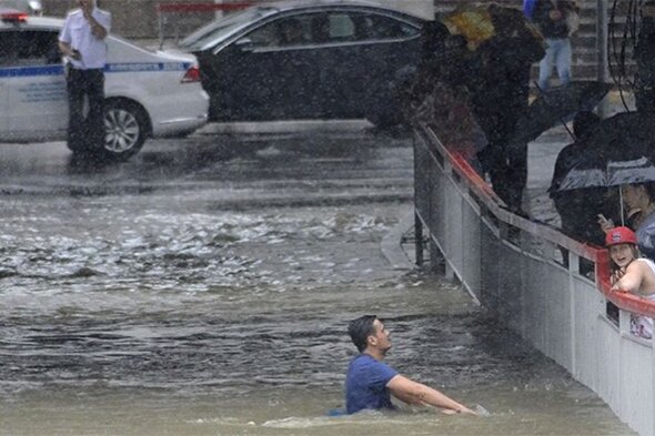 В Сочи, терпящем разыгравшуюся мощнейшую непогоду, объявлен режим чрезвычайной ситуации