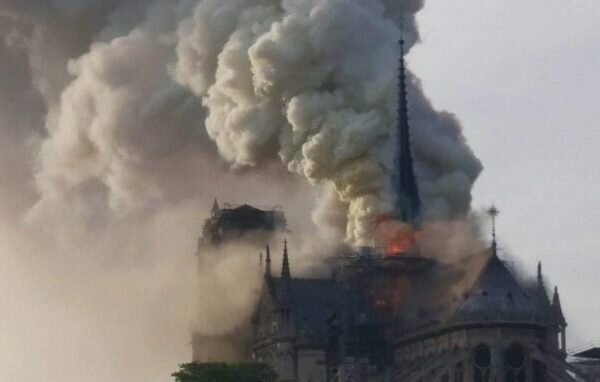 Трамп рассказал, как быстро потушить пожар в соборе Парижской Богоматери: кадры