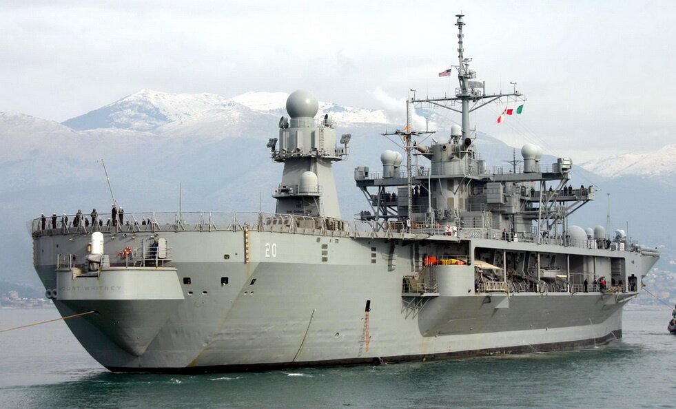 Корабль управления США "Маунт Уитни" досрочно капитулировал из Черного моря через Босфор в ожидании прибытия "Адмирала Кузнецова" 