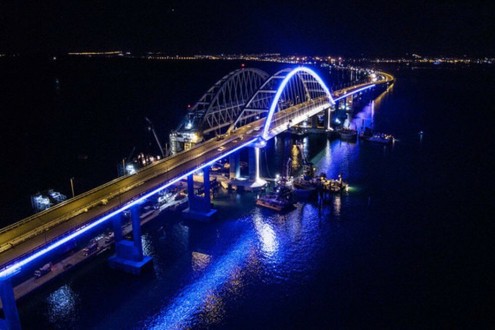 По Крымскому мосту открыли движение для автомобильного транспорта - кадры