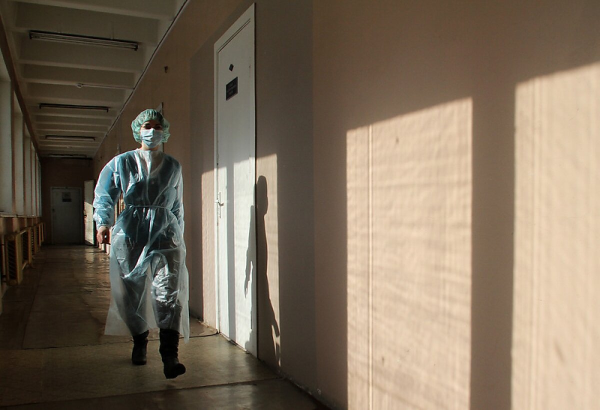 В Петербурге от коронавируса умер третий человек, число зараженных приближается к 200