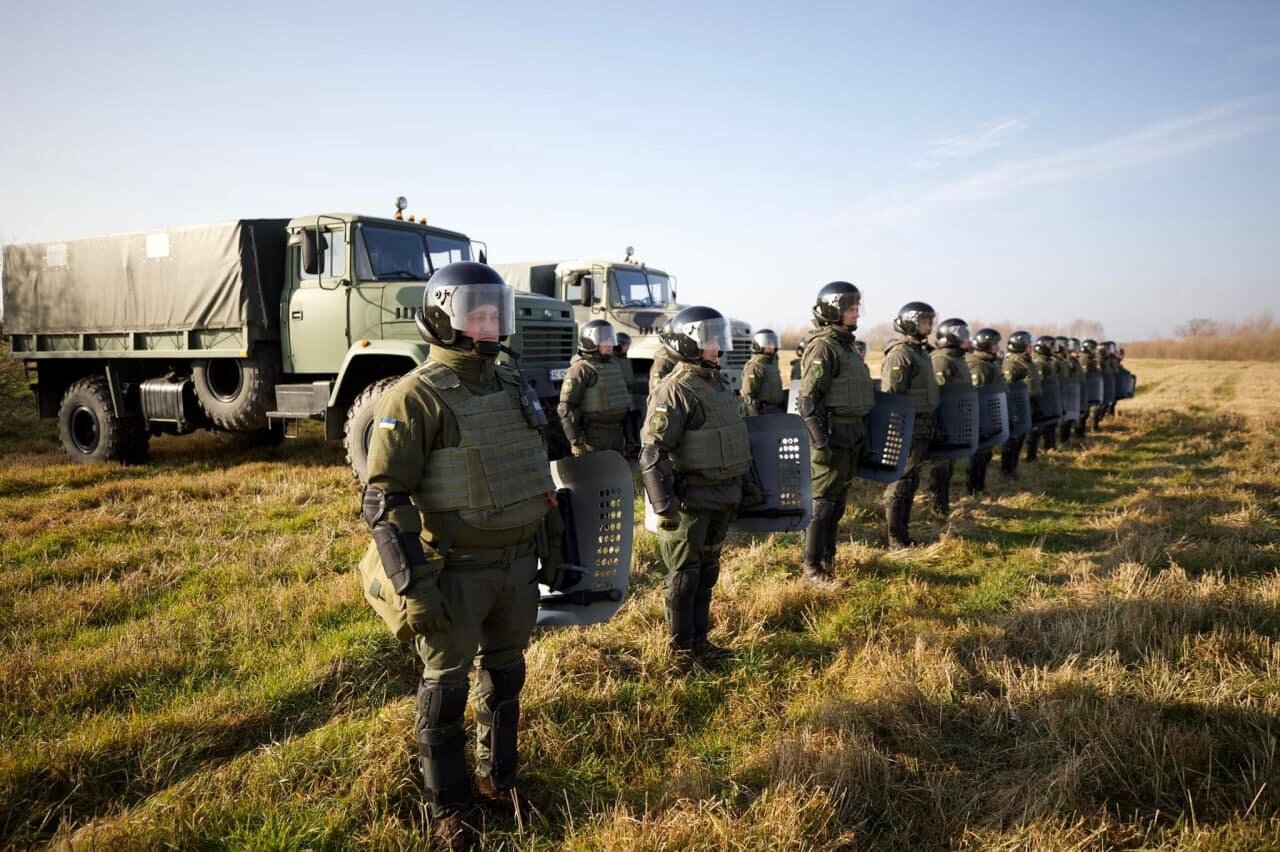 Украина направляет тысячи силовиков и авиацию на границу с Белоруссией