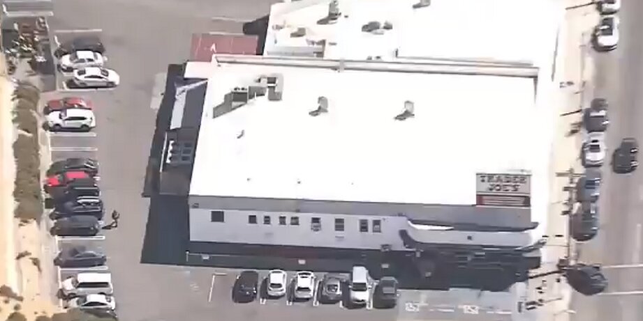 В Лос-Анджелесе сбежавший от полиция преступник взял в заложники посетителей супермаркета - кадры 