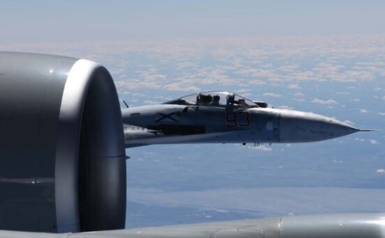 США показали эффектные кадры сближения российского Су-27 с американским RC-135 над Балтикой