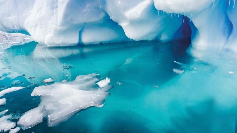 Под Антарктидой нашли теплые реки, которые разрушают шельфовые ледники 