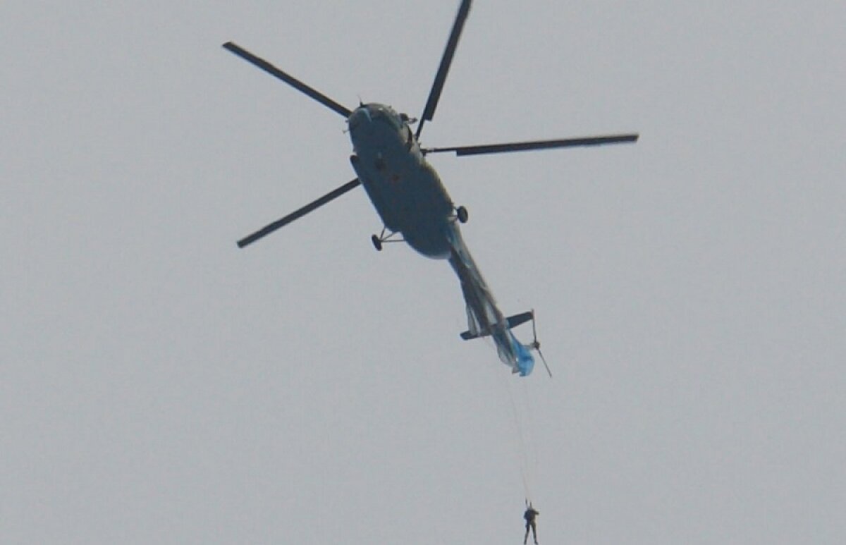 Полет парашютиста, зацепившегося за хвост вертолета "Ми-8" над Читой, попал на видео