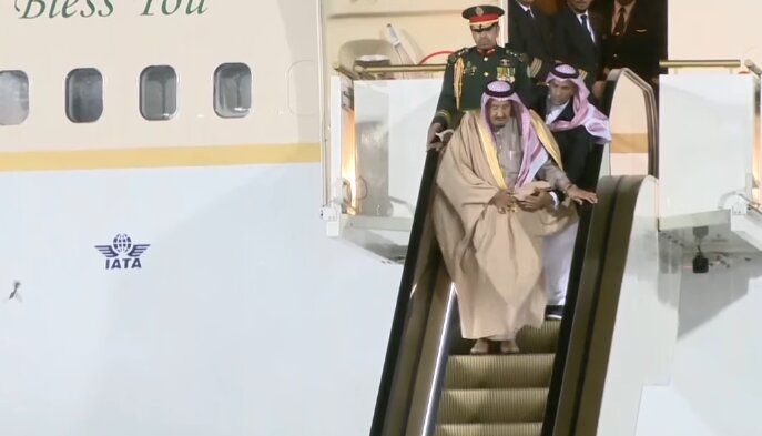 У самолета прибывшего в РФ короля Саудовской Аравии сломался трап-эскалатор – кадры конфуза