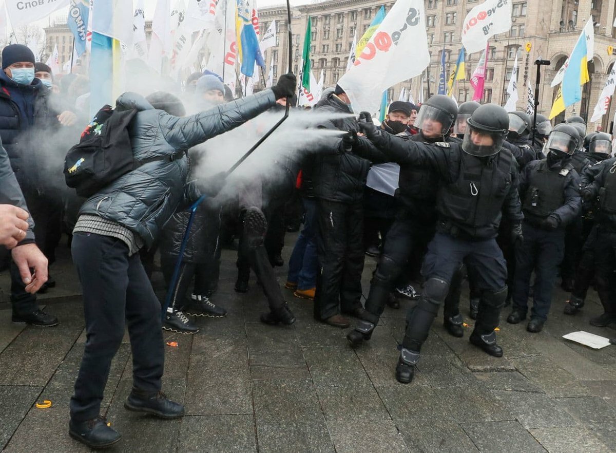 В Киеве во время столкновения предприниматели и силовики обменялись "порциями" слезоточивого газа