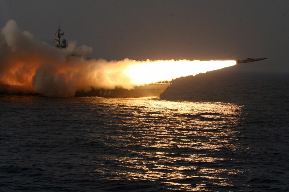 Интернет взорвали кадры запуска ʺубийц авианосцевʺ  П-500 "Базальт" и ПКР "Гранит" из крейсеров "Варяг" и "Томск"